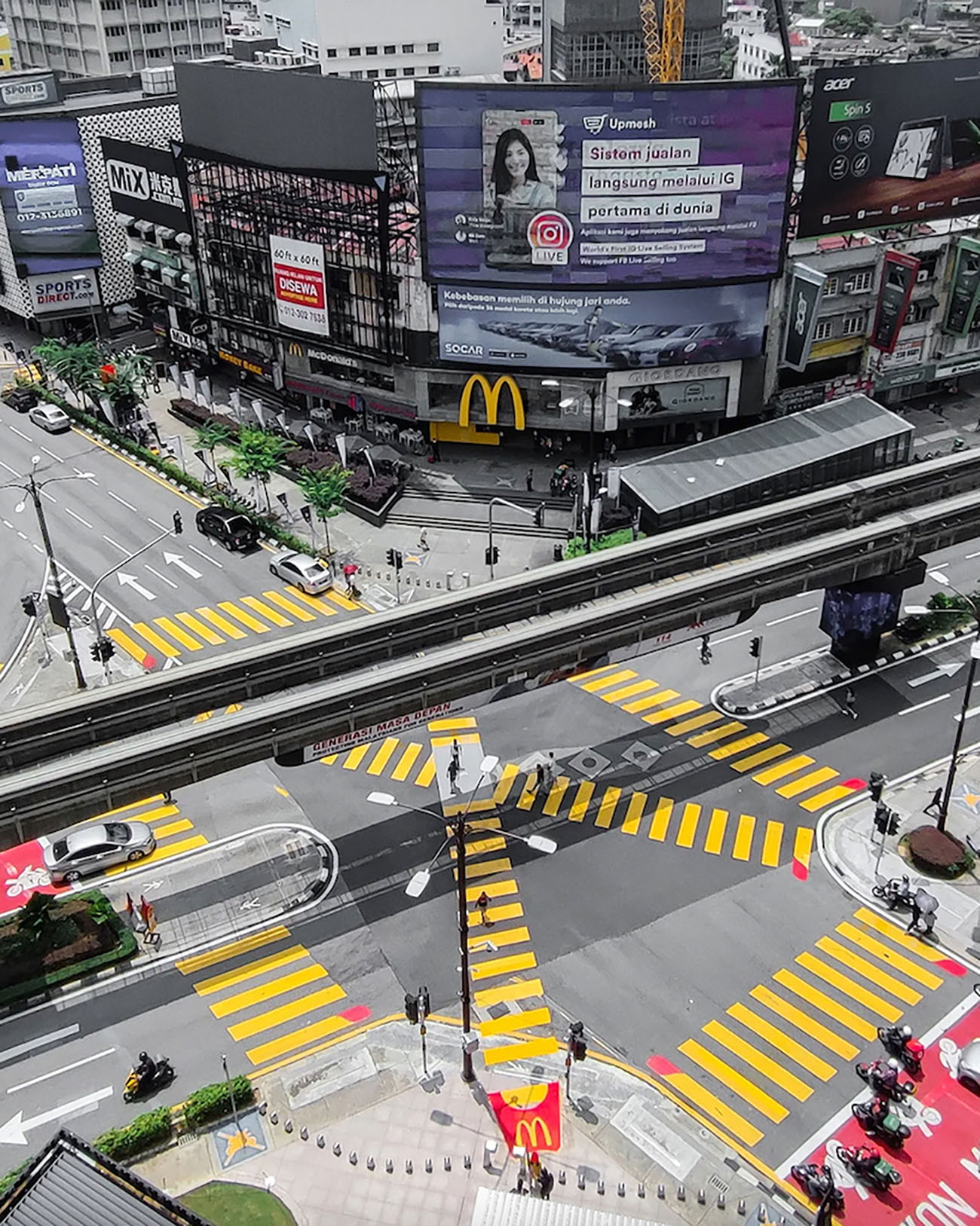 mcdonalds fries crosswalk 1.jpg mcdonalds-yaya-gecitlerini-dev-patates-kizartmalarina-donusturdu